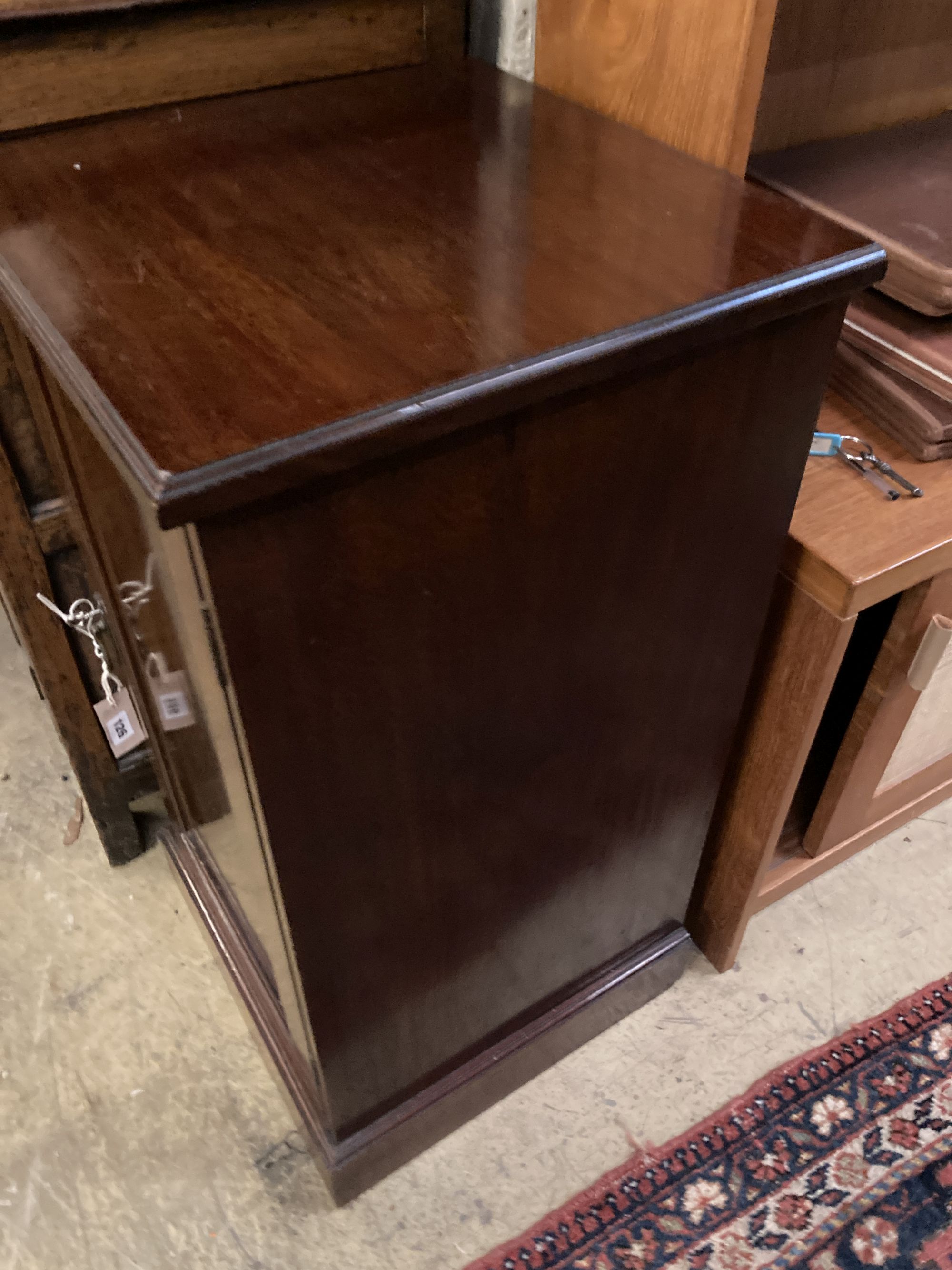 An Edwardian mahogany pedestal cupboard, width 45cm, depth 44cm, height 86cm